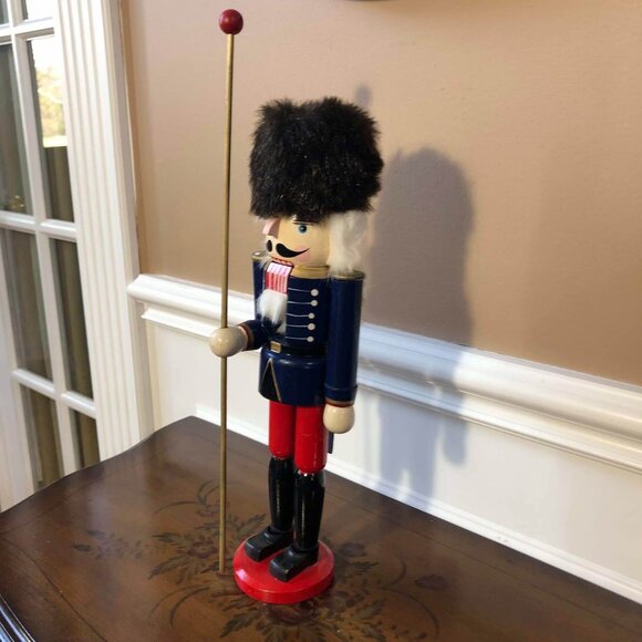 Enesco 15.5” toy soldier nutcracker - Picture 5 of 9